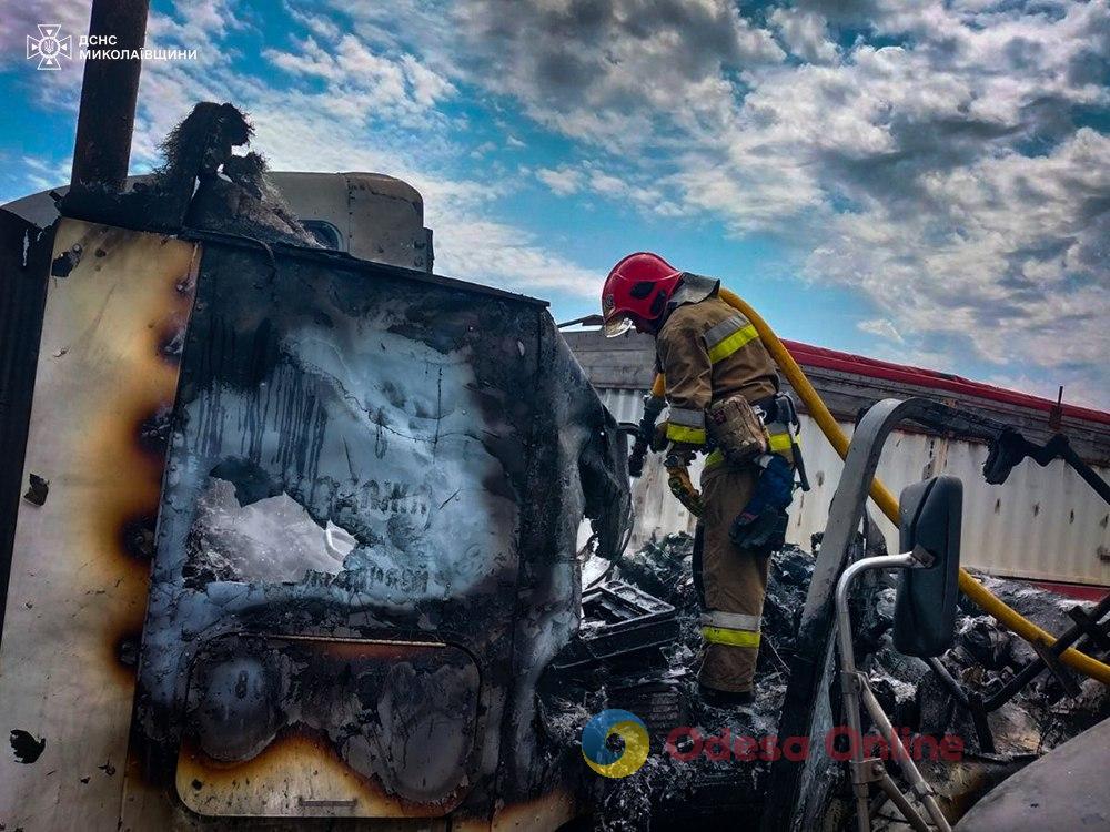 На Миколаївщині через пожежу кабіни вантажівки ледь не згоріло 35 тонн зерна (фото)