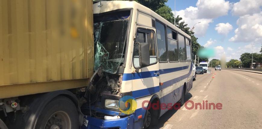 В Одессе маршрутка въехала в грузовик: пострадали 13 человек