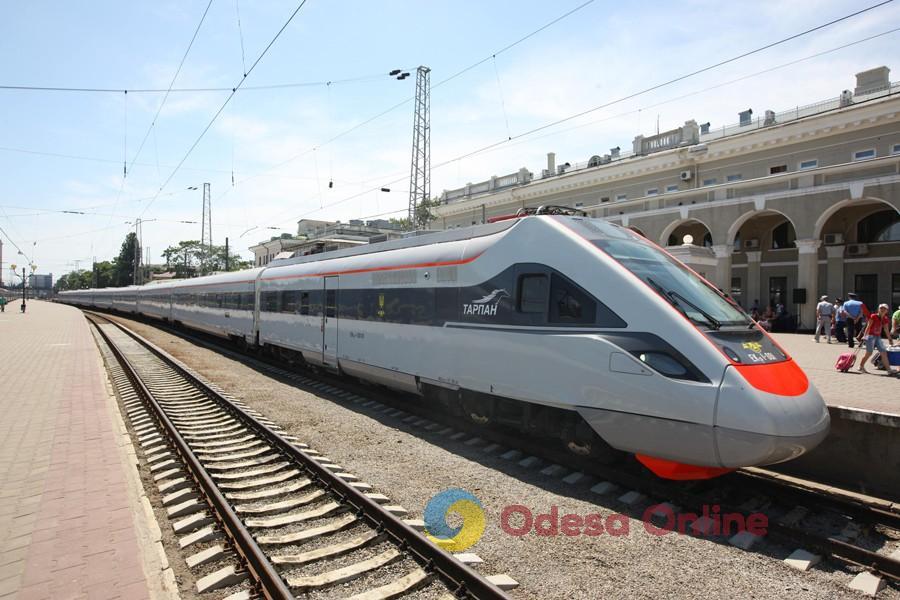 «Укрзалізниця» призначила додаткові поїзди з Києва до Одеси