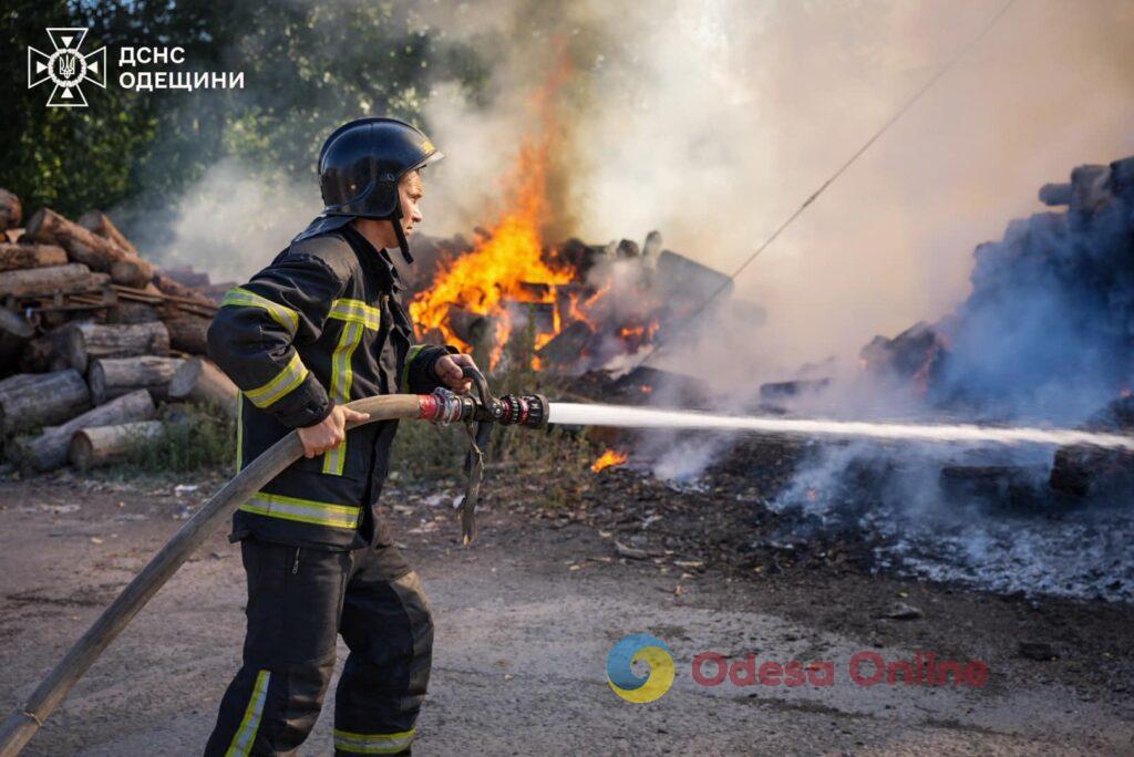 Одесса: на улице Моторной горели дрова и мусор (фото)