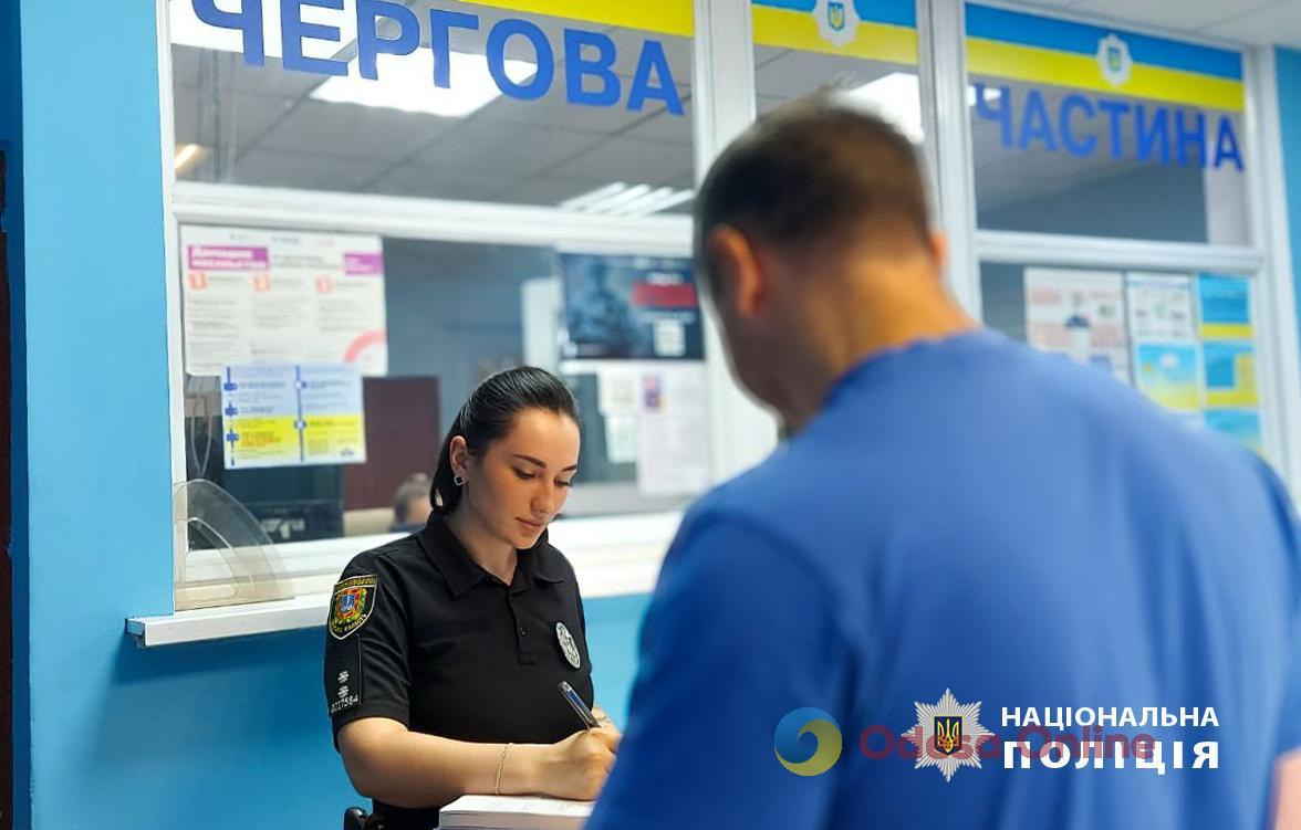 Біля одеського ресторану чоловік напав з ножем на двох незнайомців