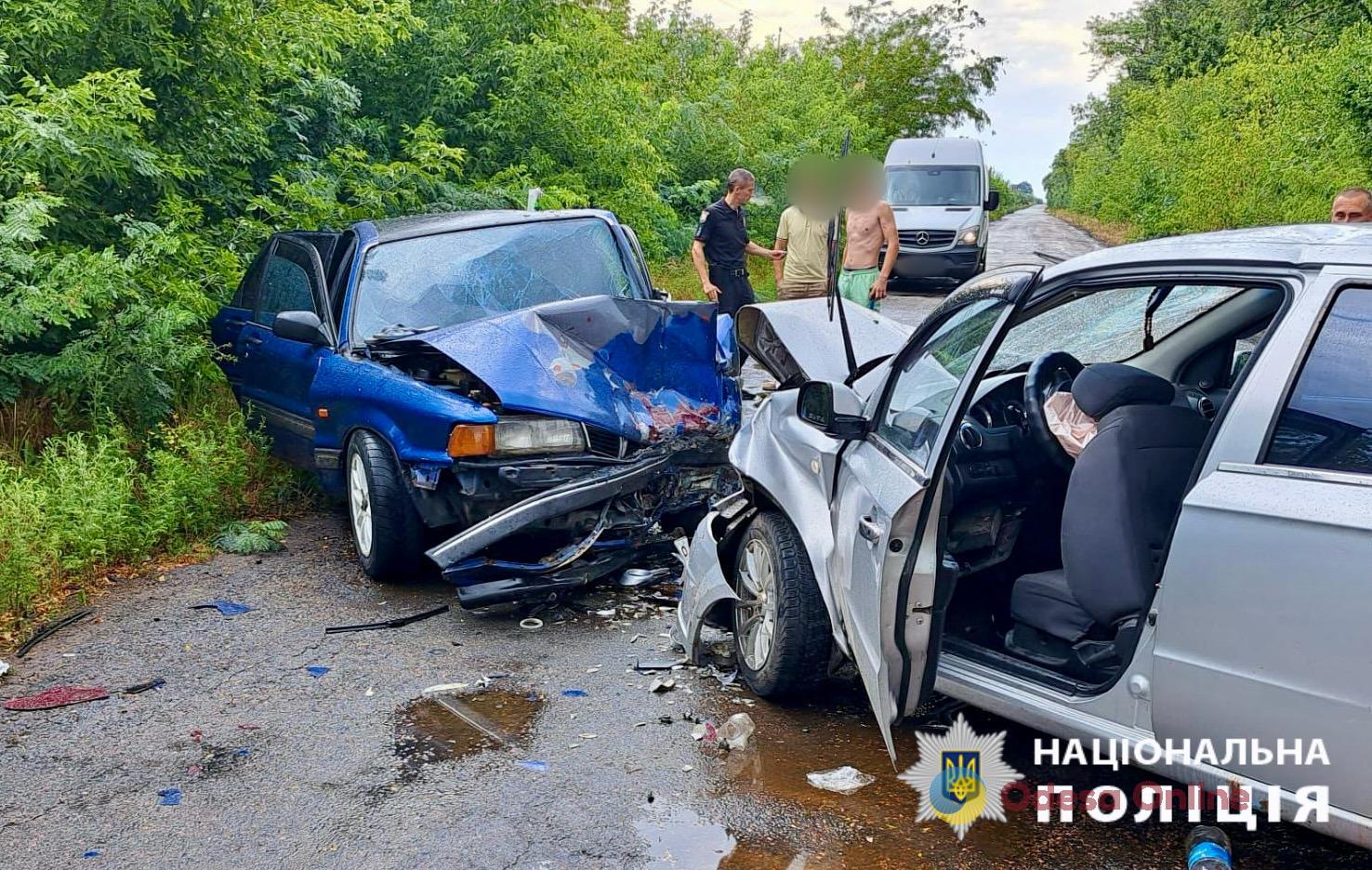 На Одещині Chevrolet виїхав на «зустрічку» та зіткнувся з Mitsubishi – є постраждалі