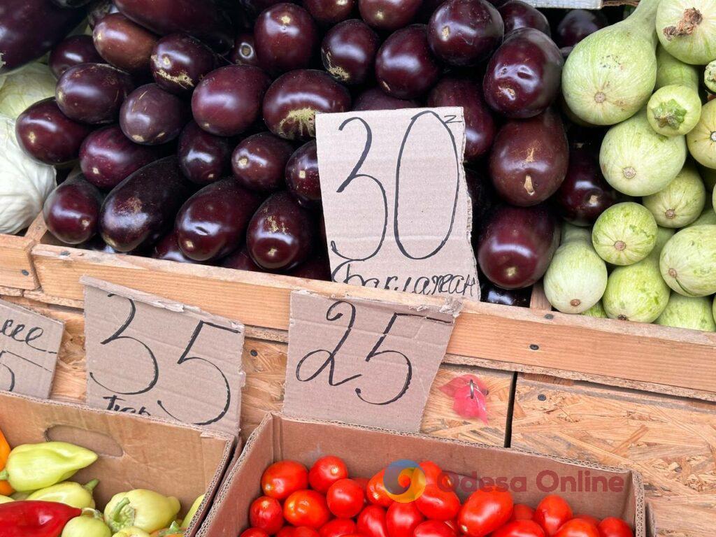 Виноград, кров’яна ковбаса та «сині»: суботні ціни на одеському Привозі