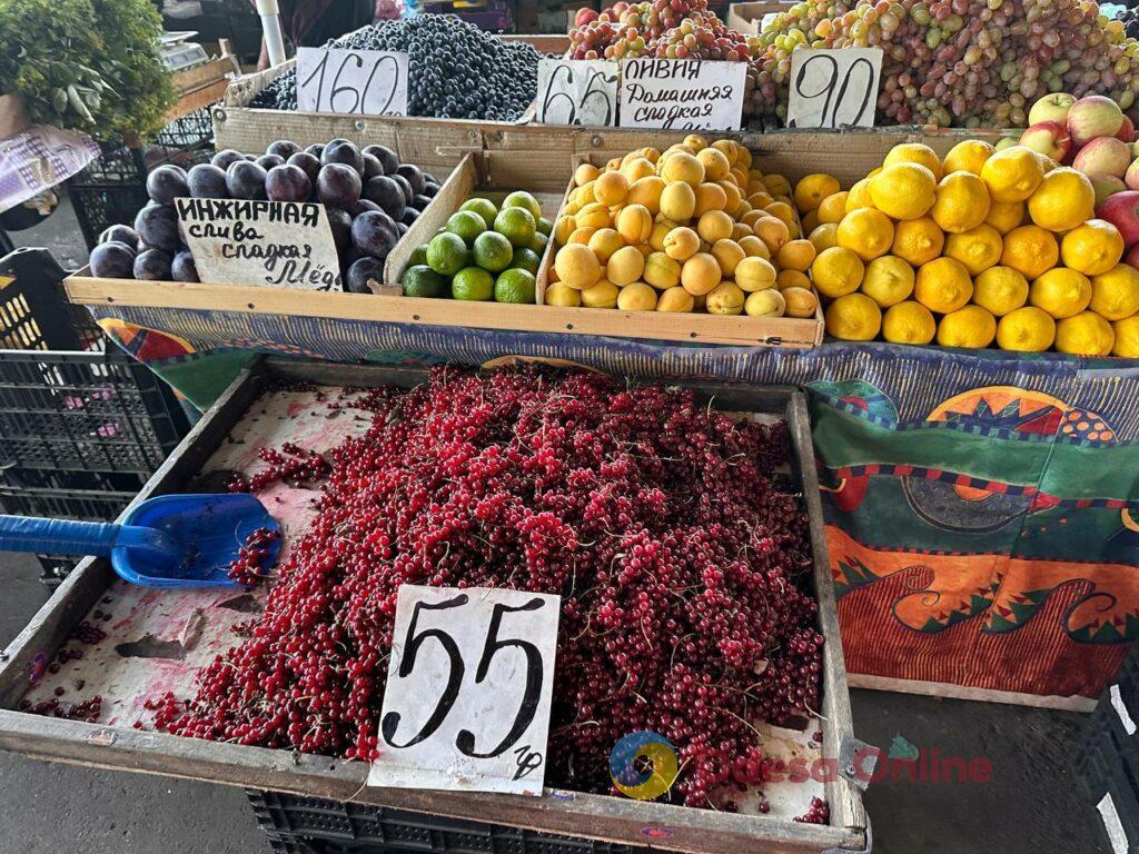Виноград, кровяная колбаса и «синие»: субботние цены на одесском Привозе