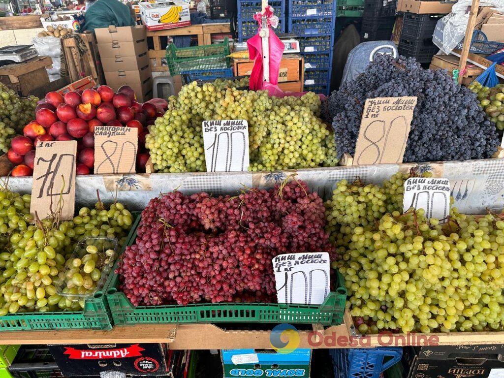 Виноград, кров’яна ковбаса та «сині»: суботні ціни на одеському Привозі