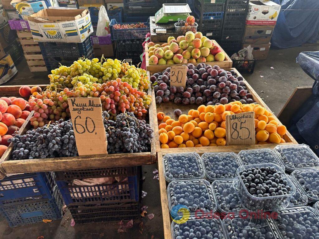 Виноград, кровяная колбаса и «синие»: субботние цены на одесском Привозе