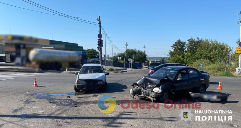 В Одеському районі зіткнулися легковики: постраждали три людини