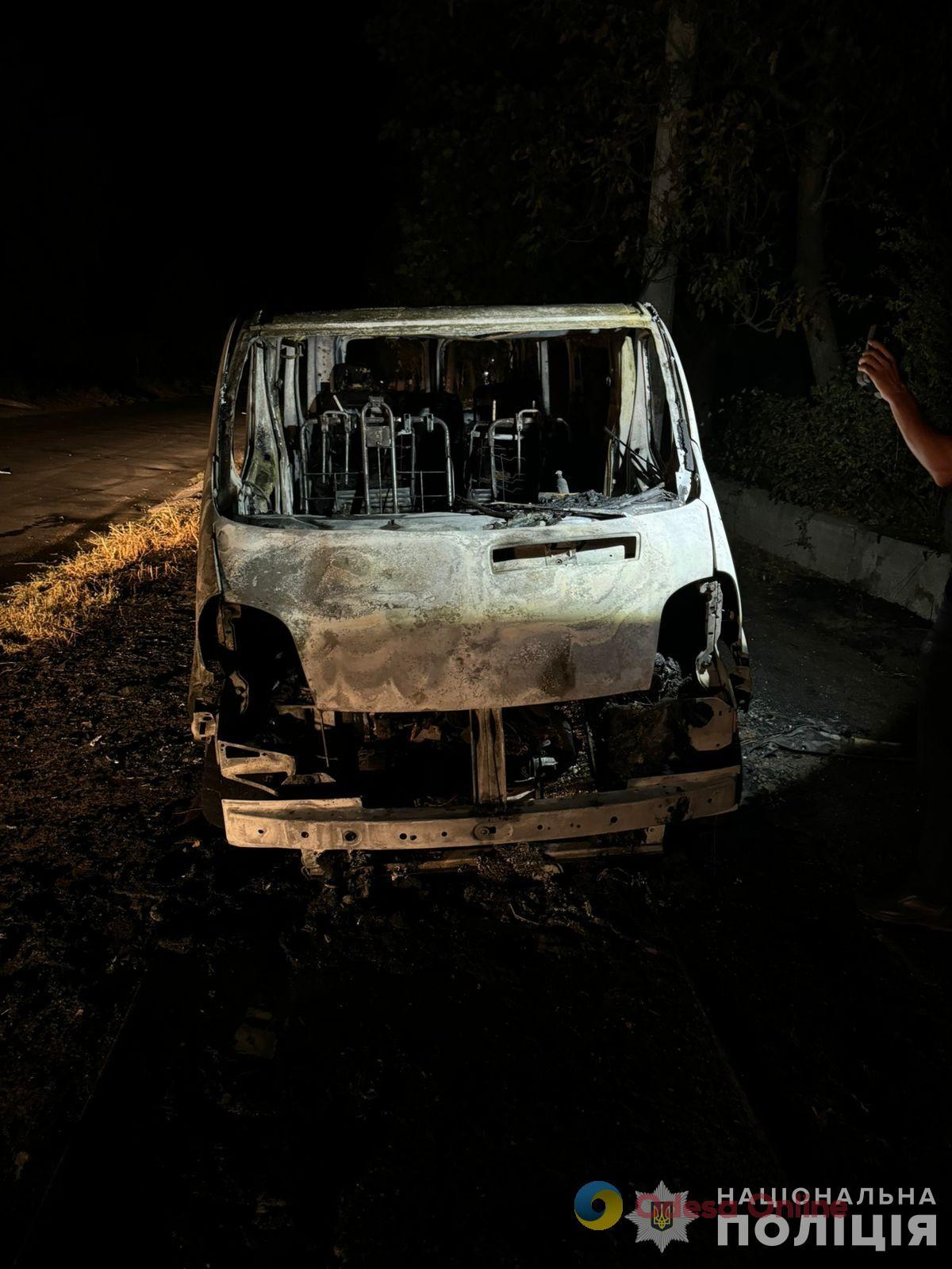 Поліція та СБУ затримали підозрюваних у підпалі авто військових на Одещині: троє з них – неповнолітні