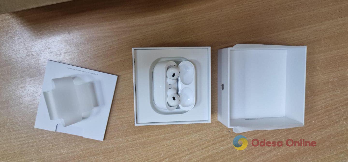 Одеські митники вилучили у чоловіка 20 пар навушників AirPods Pro