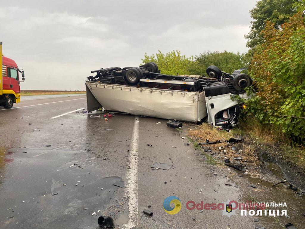 На трассе Киев – Одесса водитель BMW перевернул грузовик: погибли двое его детей