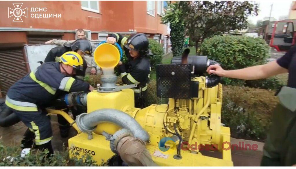 Одесские спасатели вызволили из «водяной ловушки» жителей ЖК «Радужный» (видео)