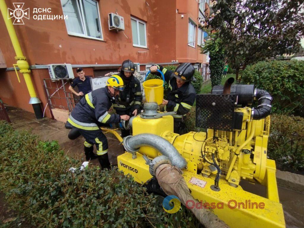 Одеські рятувальники визволили з «водяної пастки» жителів ЖК «Райдужний» (відео)