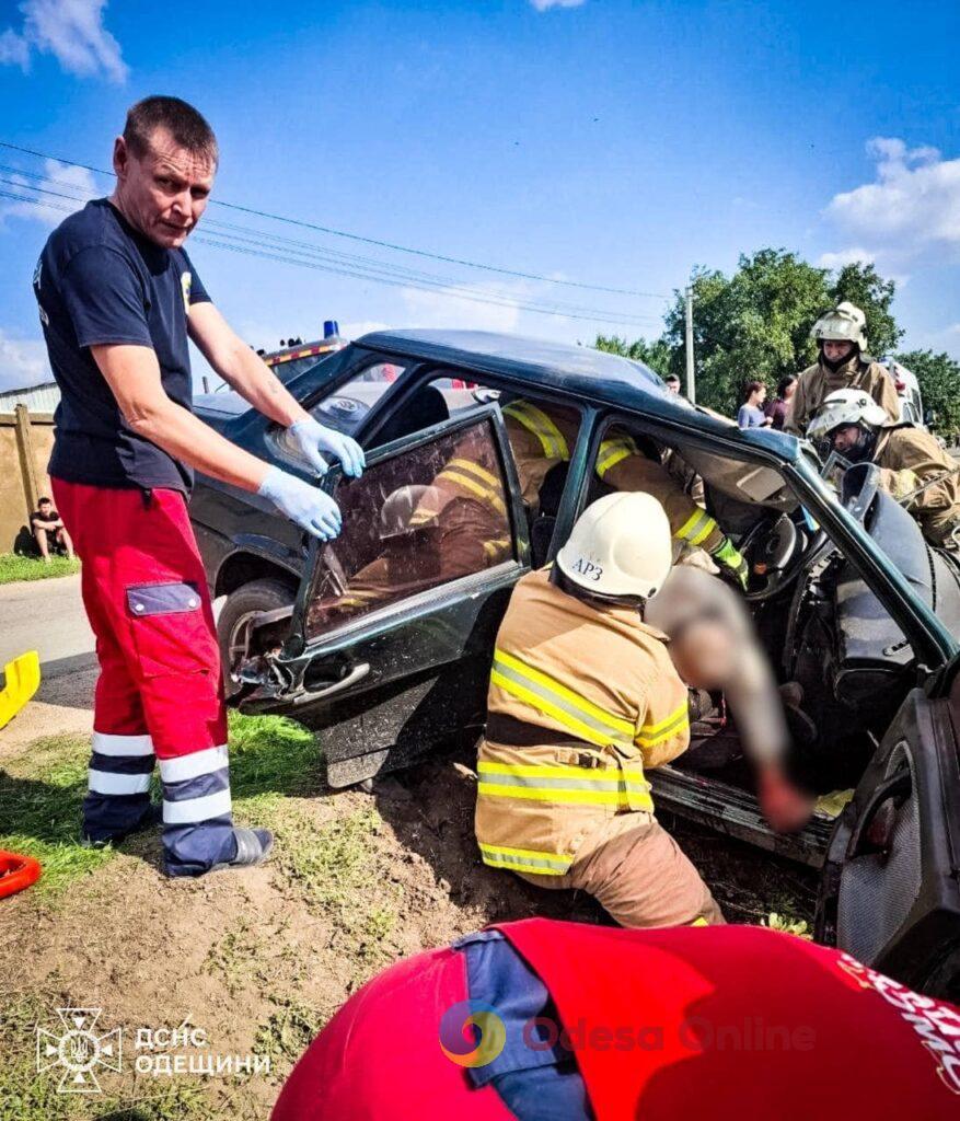 На Одещині автівка збила стовп, є постраждалі (фото)