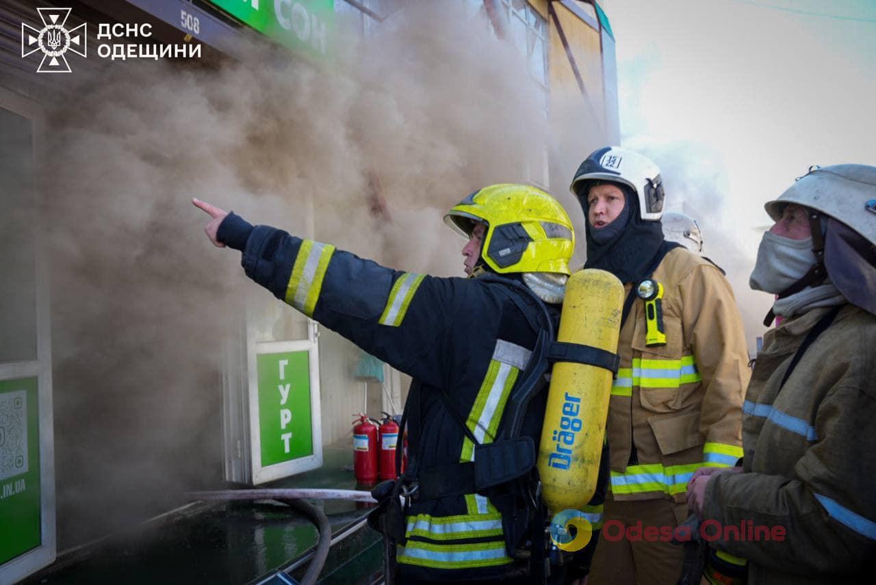 На “7-му кілометрі” горів торгівельний павільйон (фото, відео)