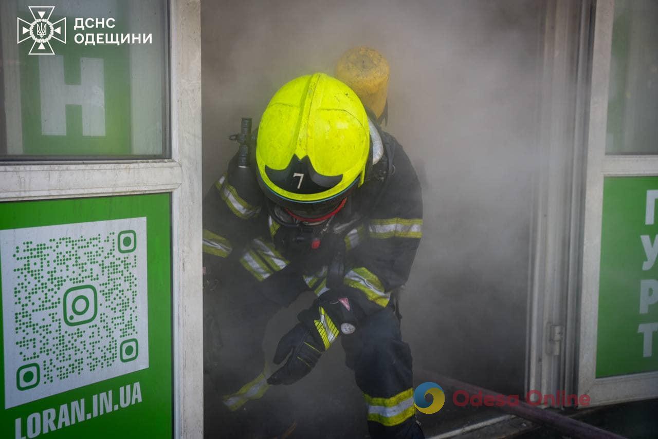 На “7-му кілометрі” горів торгівельний павільйон (фото, відео)