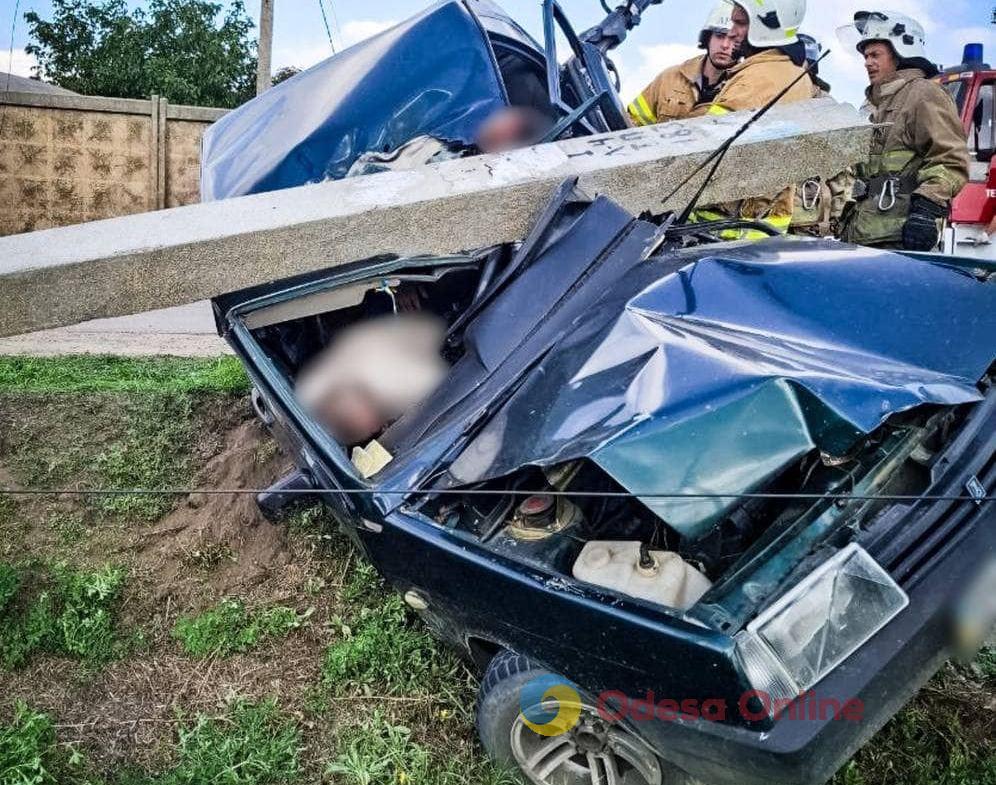 На Одещині автівка збила стовп, є постраждалі (фото)