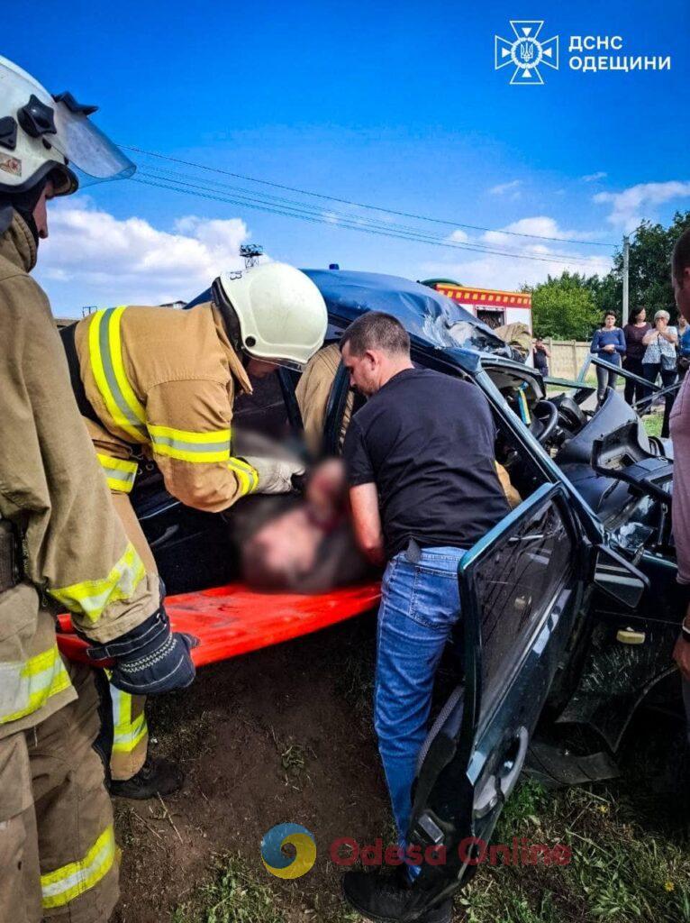 На Одещині автівка збила стовп, є постраждалі (фото)