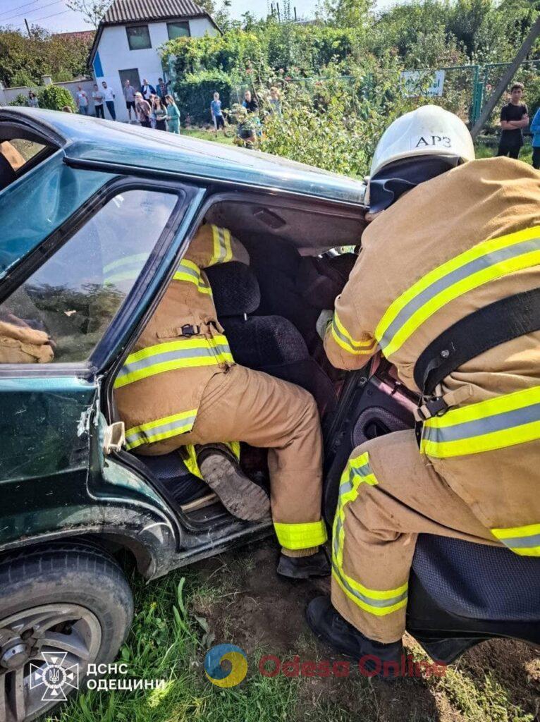 На Одещині автівка збила стовп, є постраждалі (фото)