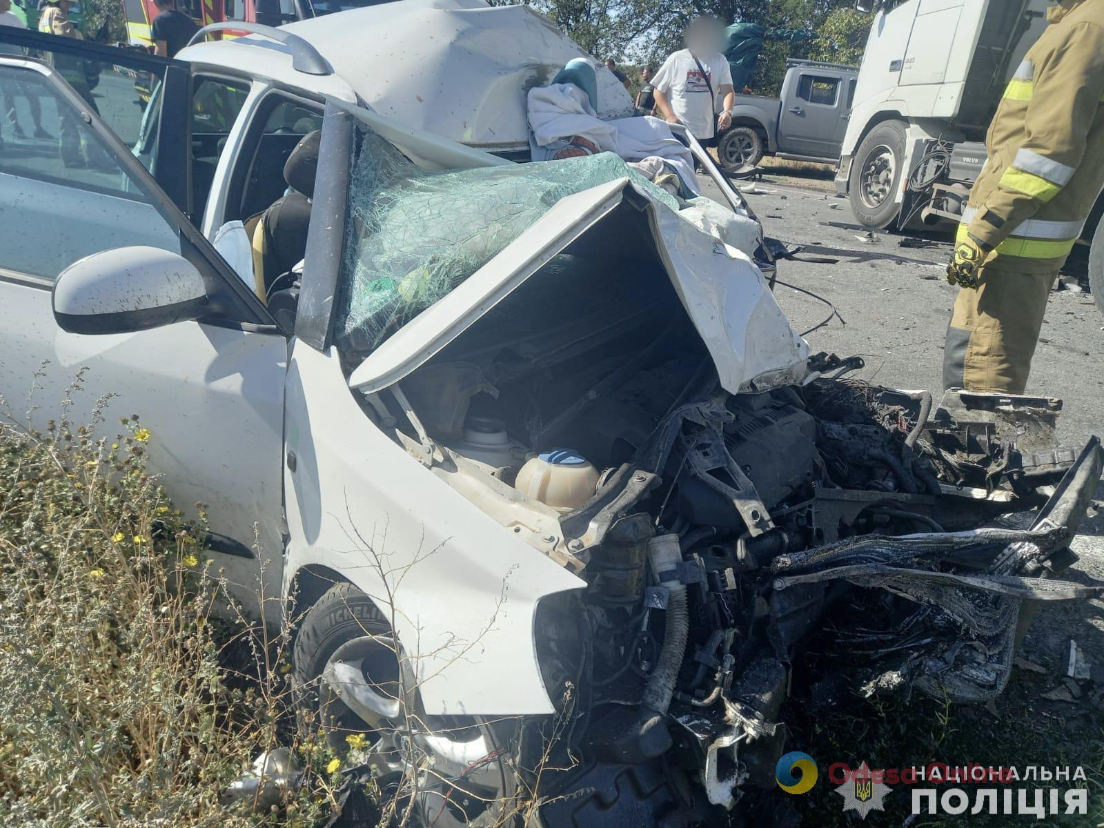 На автодорозі Одеса-Мелітополь-Новоазовськ зіткнулися вантажівка та легковик – загинув чоловік