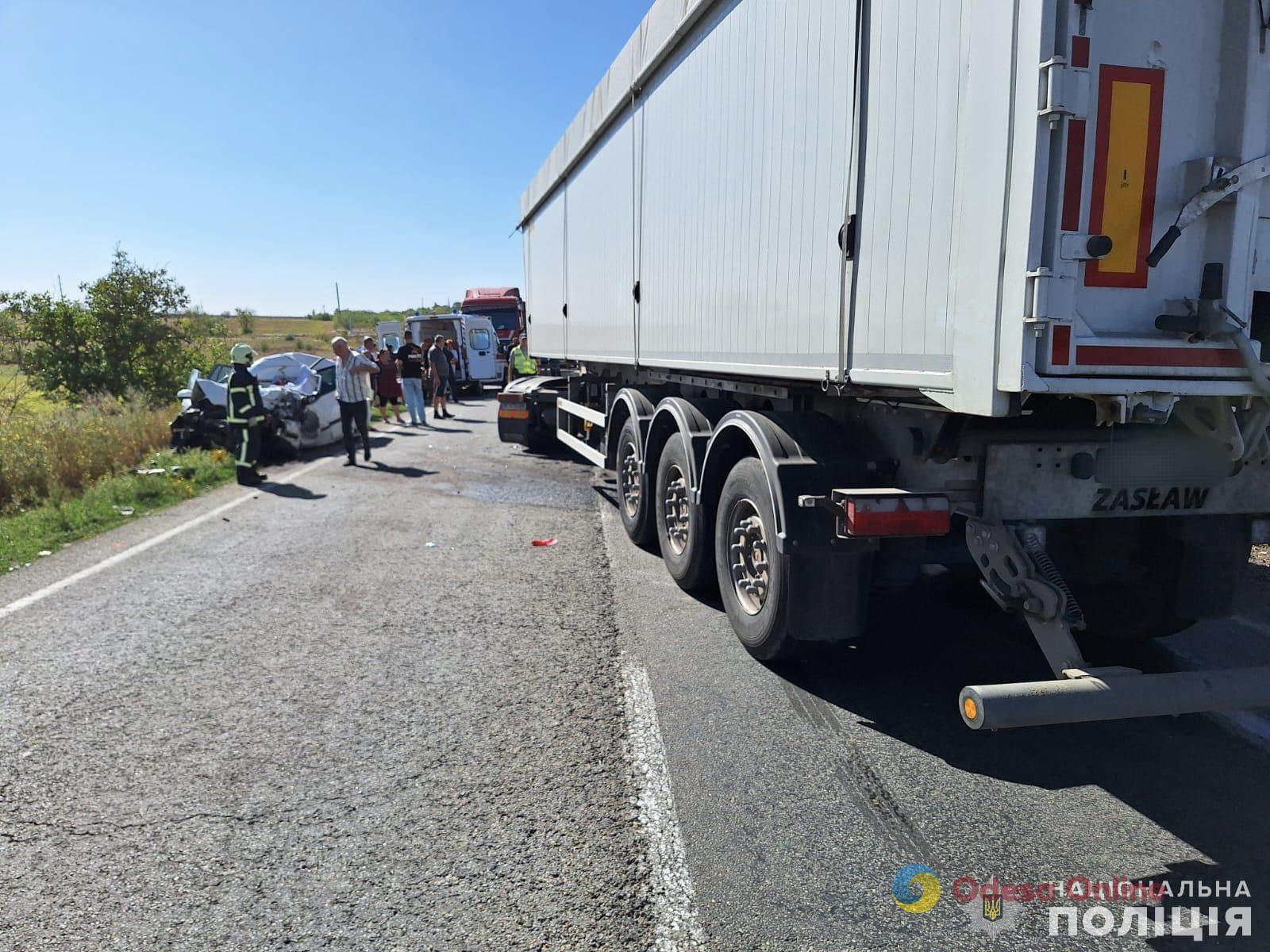 На автодорозі Одеса-Мелітополь-Новоазовськ зіткнулися вантажівка та легковик – загинув чоловік