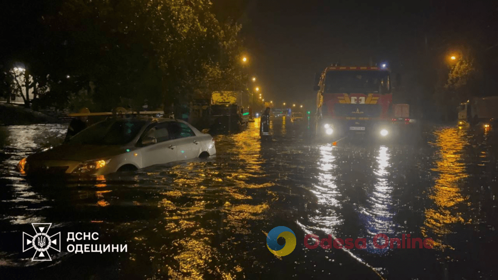 Спасатели показали, как ловили плывущие по Одессе автомобили