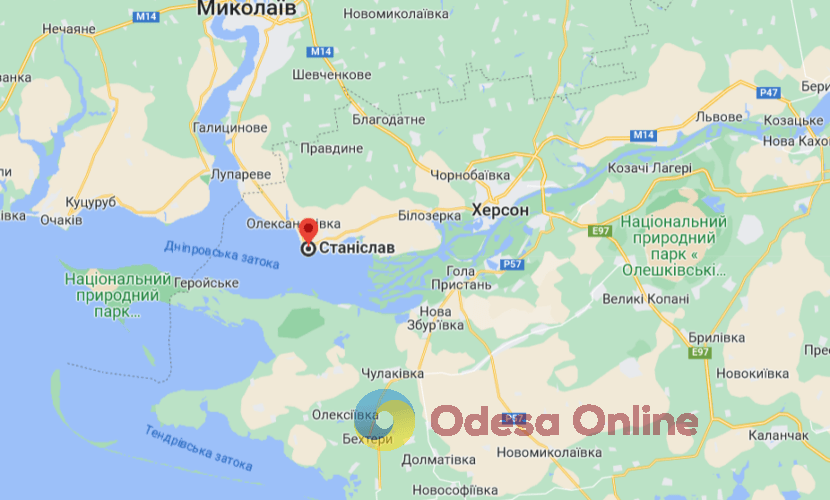 Херсонщина: росіяни обстріляли село Станіслав, постраждала жінка