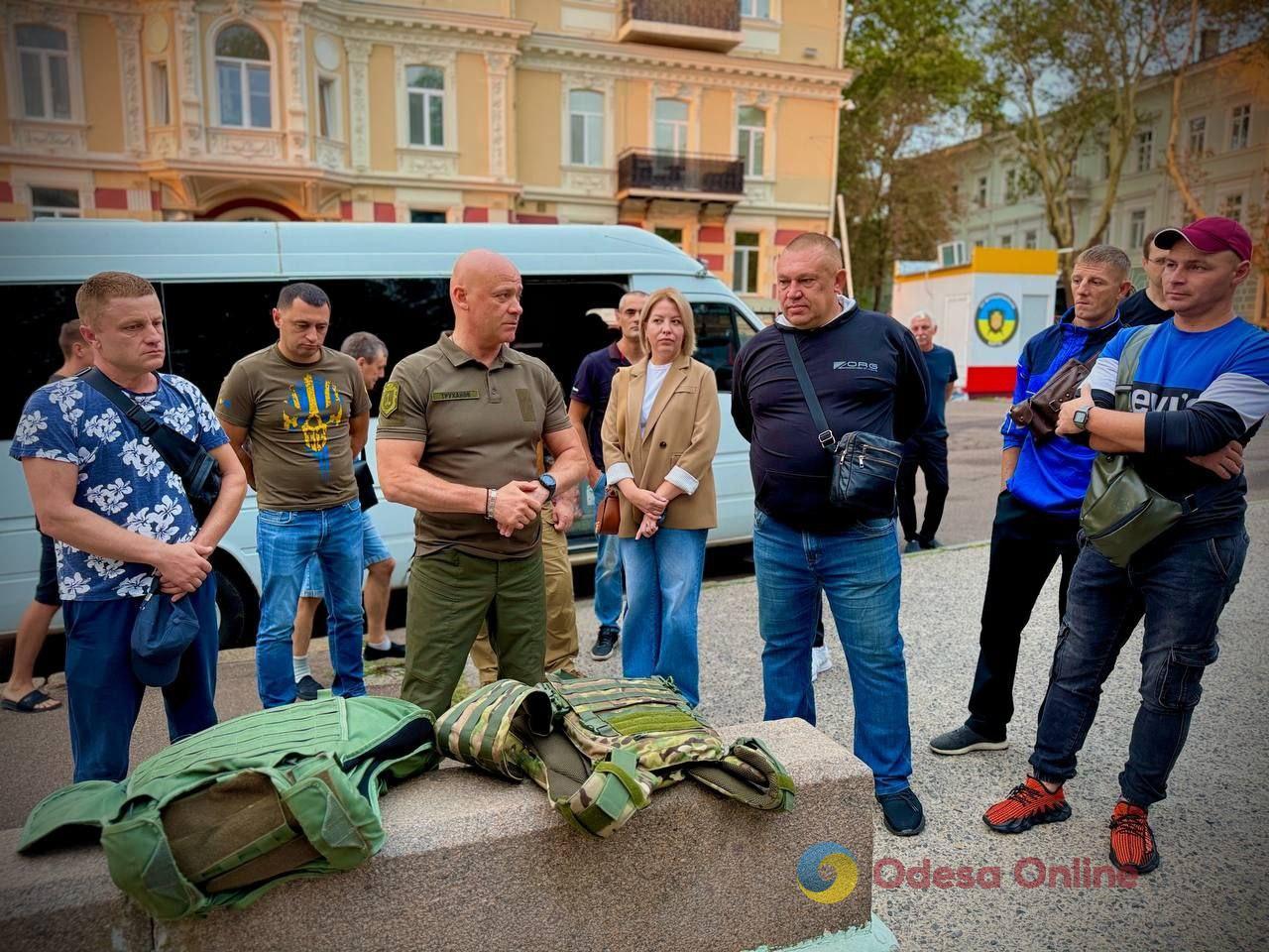 Будуватимуть фортифікації: одеські комунальники поїхали на донецький напрямок на допомогу колегам