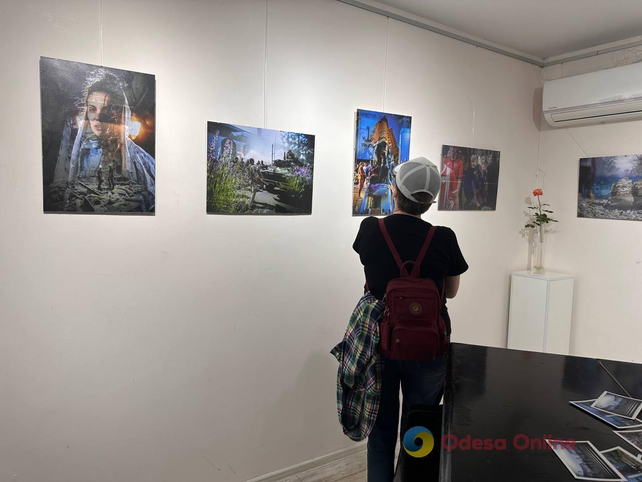 “До. Після. Зараз”: в Одесі відкрили виставку фотоколажів Олексія Ачеповського