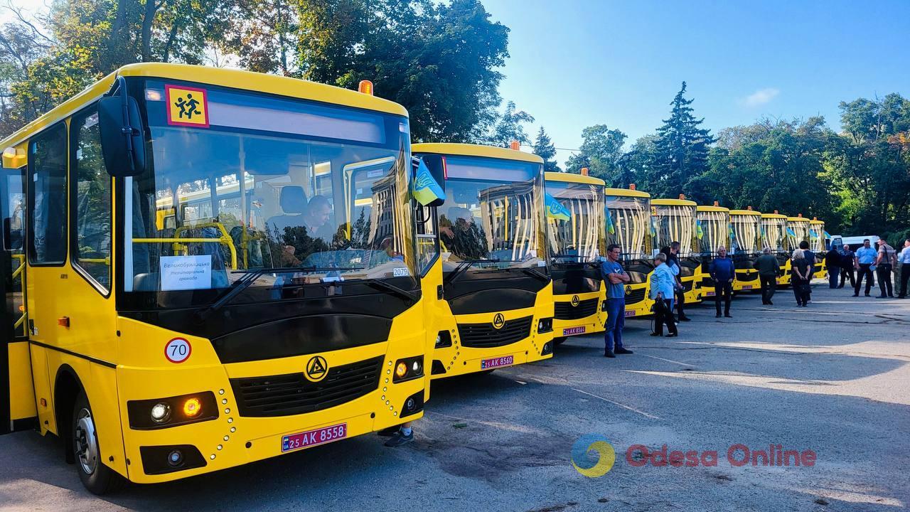 Громадам Одещини передали перші десять сучасних шкільних автобусів