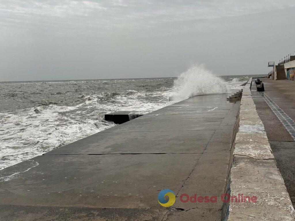 Штормовое море и брызги морских волн: прогулка по одесскому побережью (фотозарисовка)