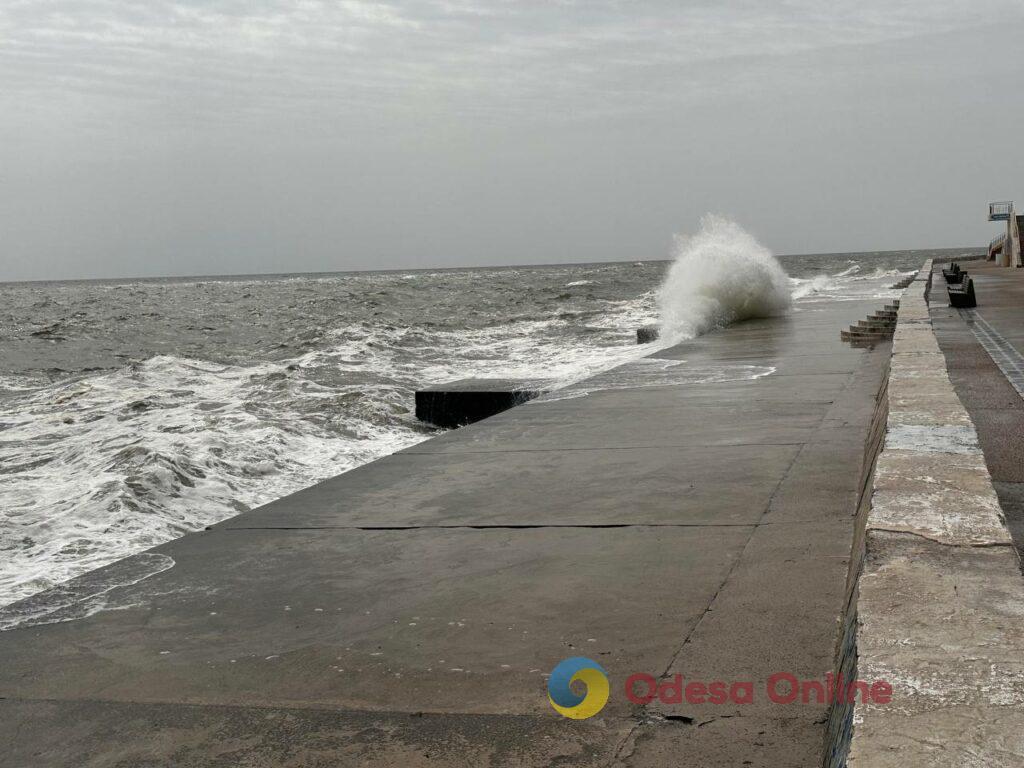 Штормовое море и брызги морских волн: прогулка по одесскому побережью (фотозарисовка)