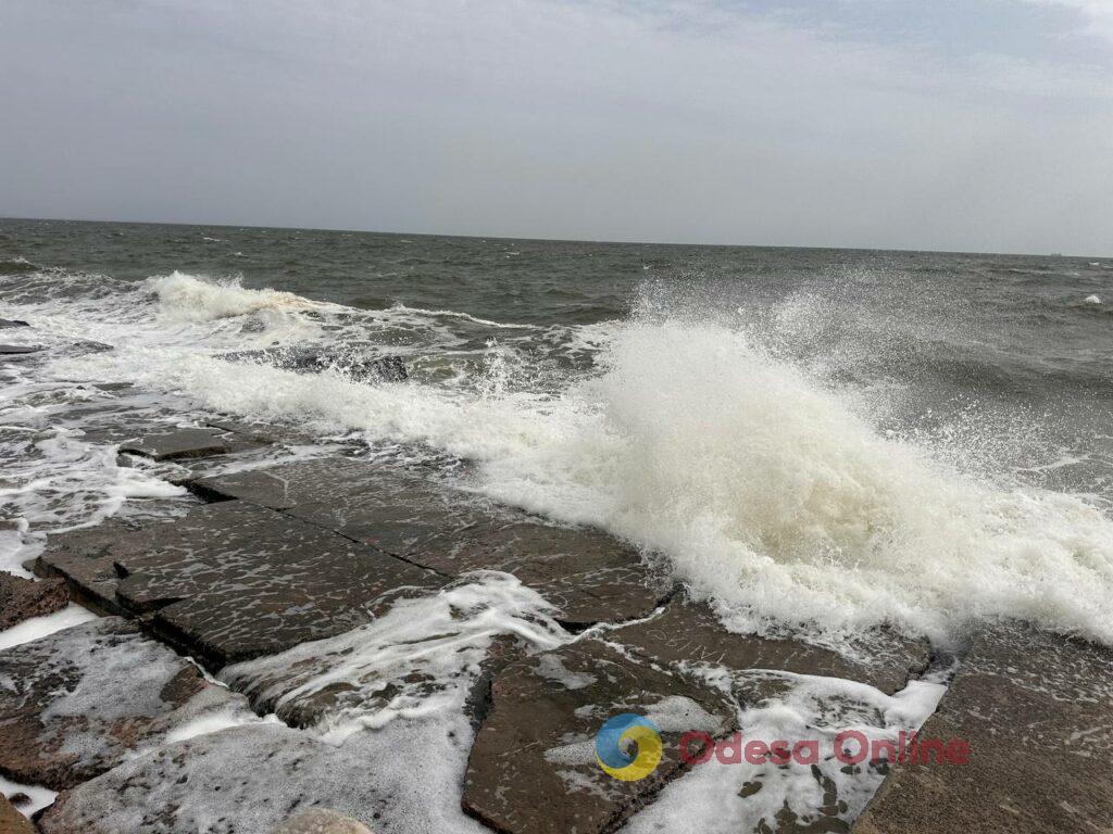 Штормове море і бризки морських хвиль: прогулянка одеським узбережжям (фотозамальовка)