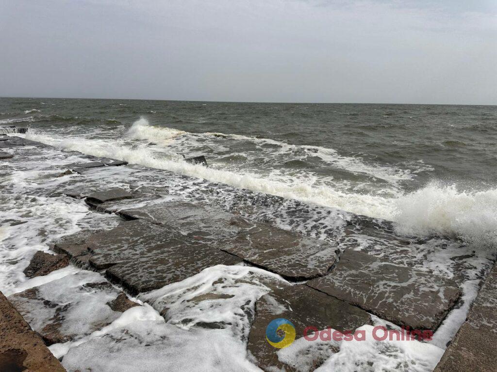 Штормовое море и брызги морских волн: прогулка по одесскому побережью (фотозарисовка)