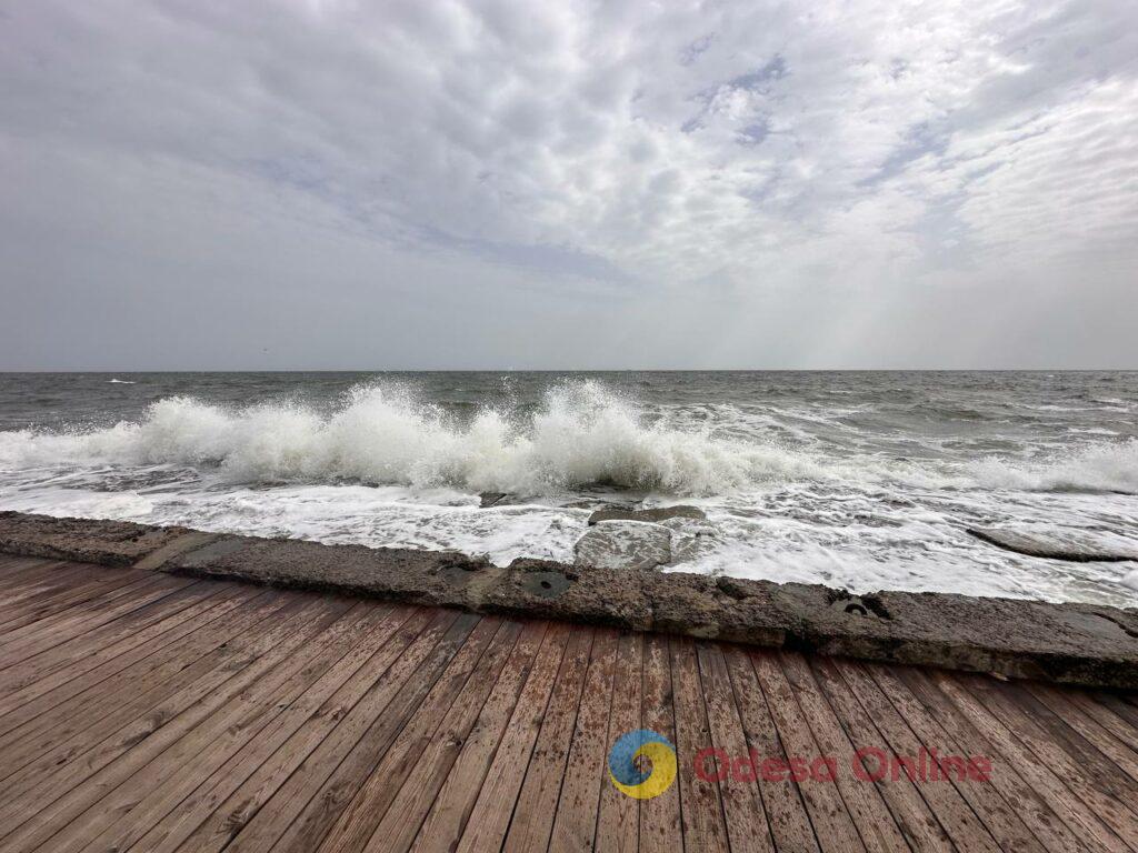 Штормовое море и брызги морских волн: прогулка по одесскому побережью (фотозарисовка)