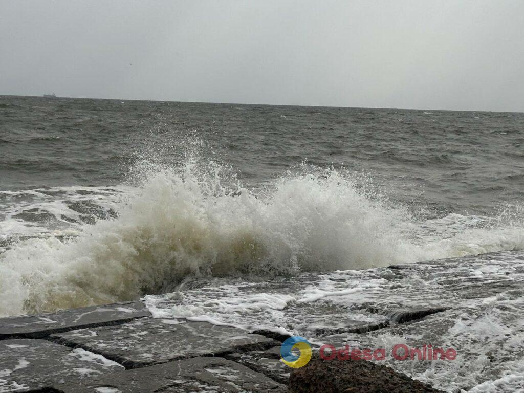 Штормове море і бризки морських хвиль: прогулянка одеським узбережжям (фотозамальовка)