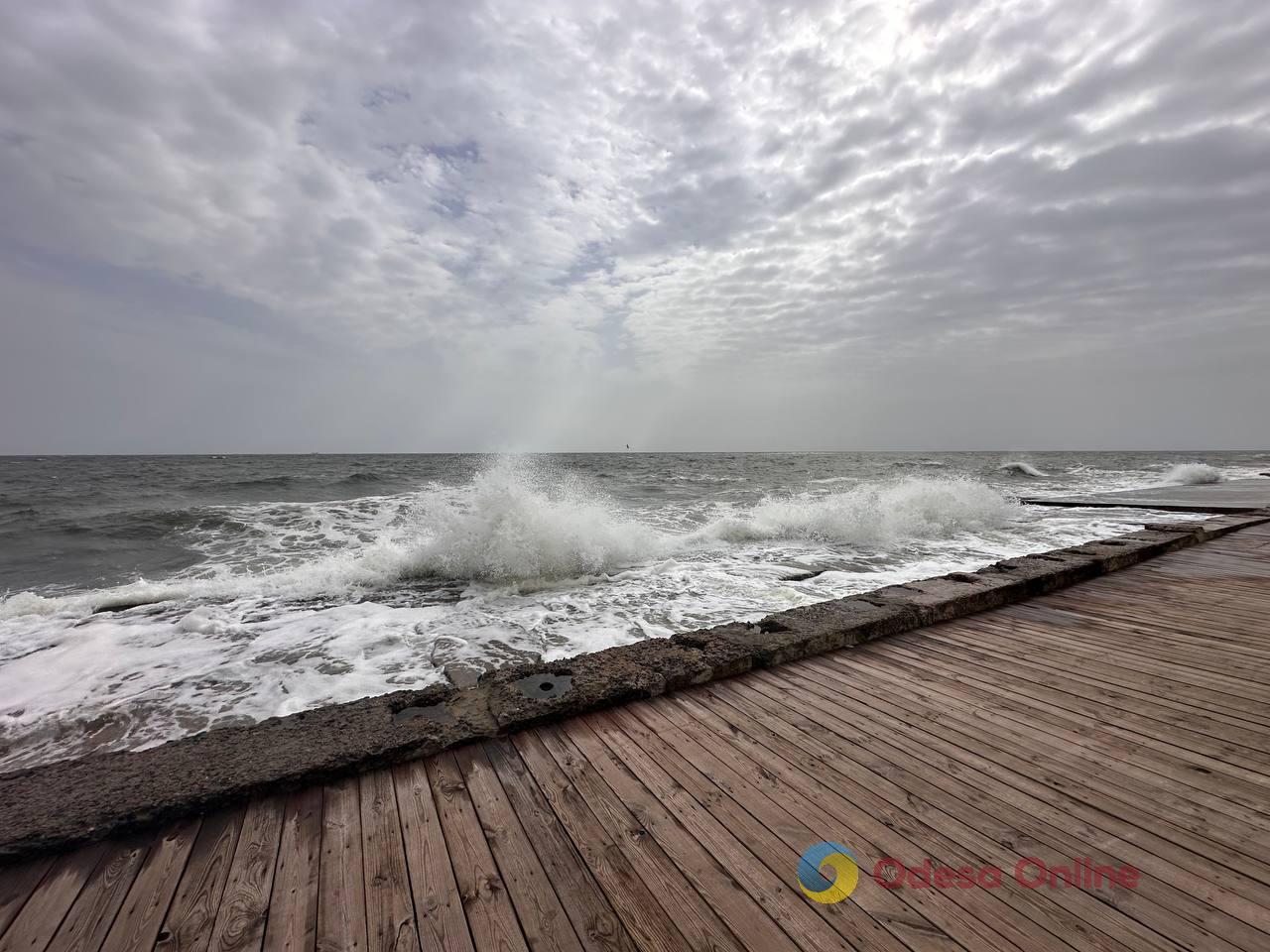 Штормовое море и брызги морских волн: прогулка по одесскому побережью (фотозарисовка)