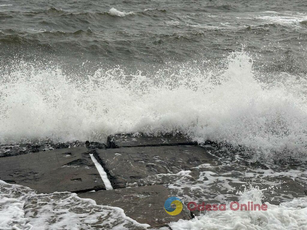 Штормове море і бризки морських хвиль: прогулянка одеським узбережжям (фотозамальовка)