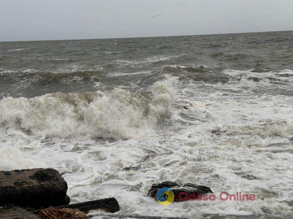 Штормовое море и брызги морских волн: прогулка по одесскому побережью (фотозарисовка)