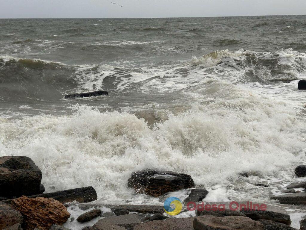 Штормове море і бризки морських хвиль: прогулянка одеським узбережжям (фотозамальовка)