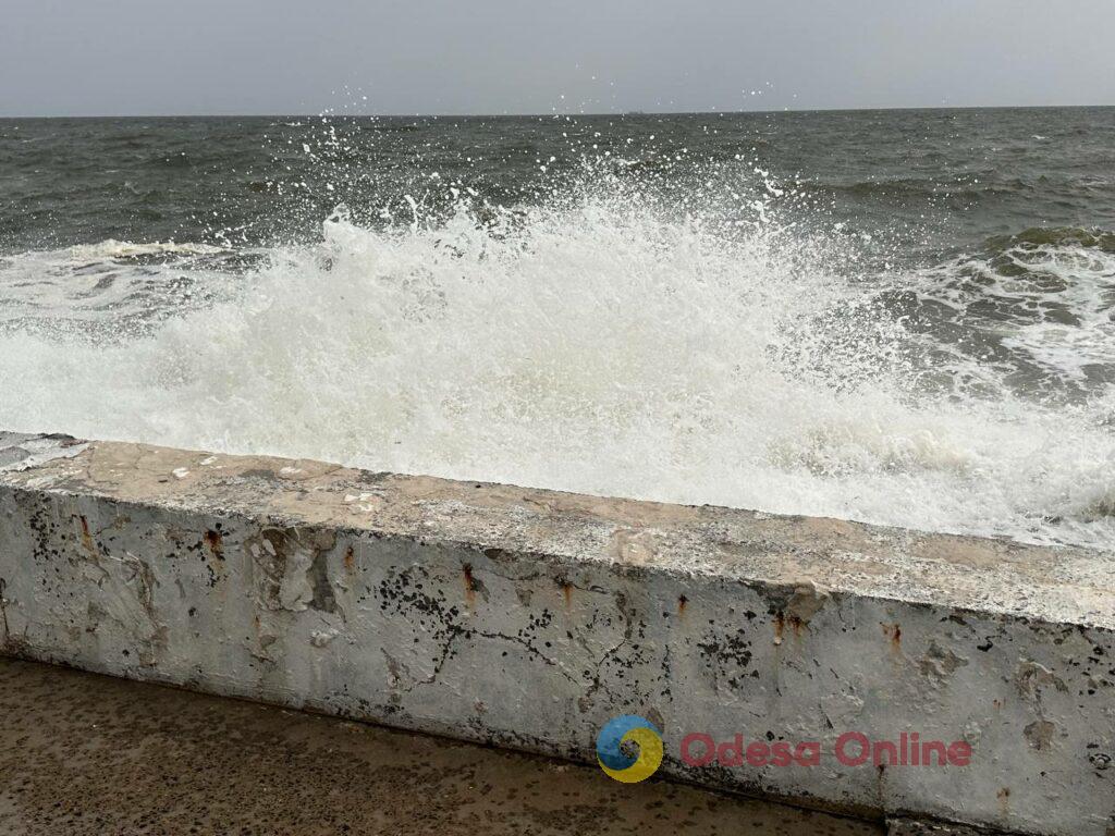 Штормовое море и брызги морских волн: прогулка по одесскому побережью (фотозарисовка)