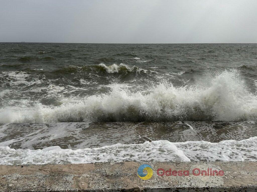 Штормовое море и брызги морских волн: прогулка по одесскому побережью (фотозарисовка)