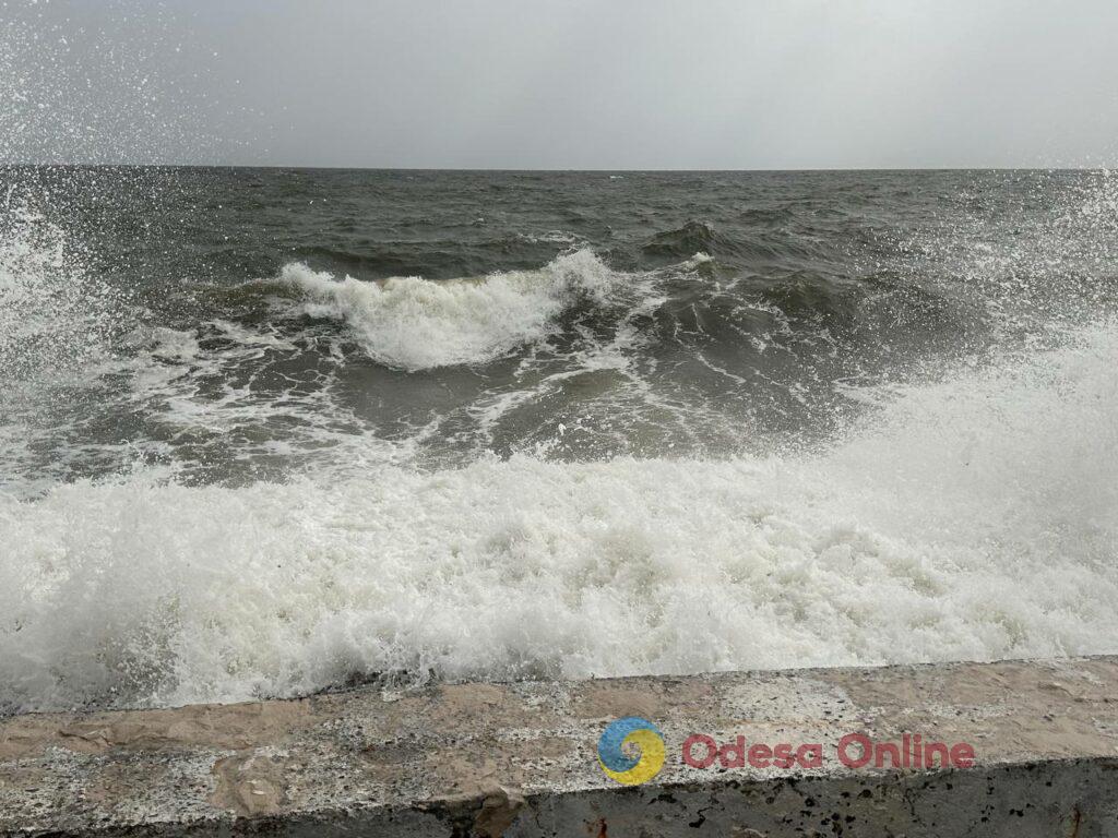 Штормове море і бризки морських хвиль: прогулянка одеським узбережжям (фотозамальовка)