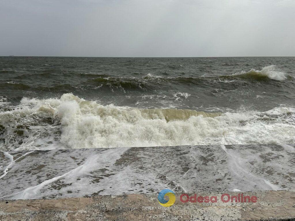 Штормовое море и брызги морских волн: прогулка по одесскому побережью (фотозарисовка)