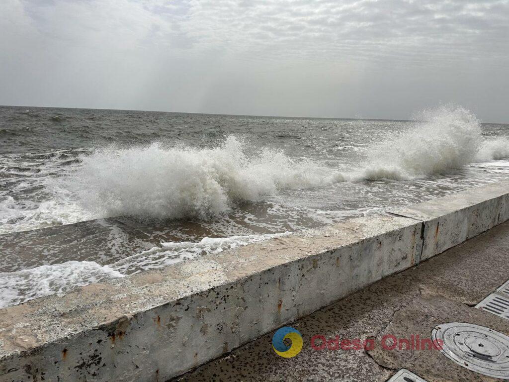 Штормове море і бризки морських хвиль: прогулянка одеським узбережжям (фотозамальовка)