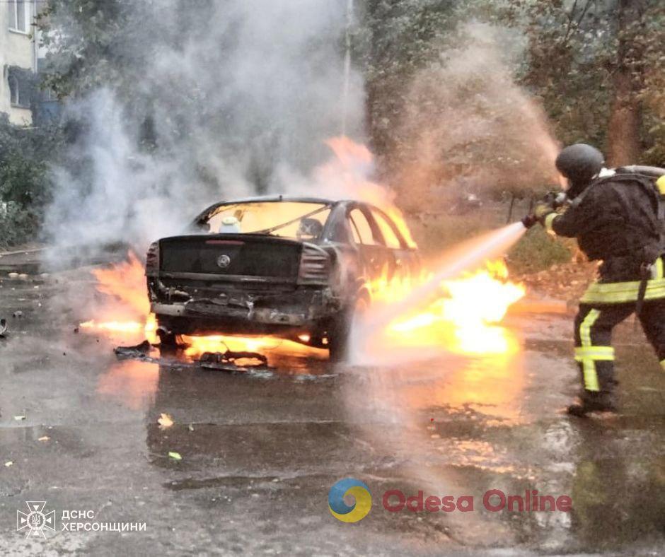 Херсон: російські військові знищили цивільний автомобіль (фото)