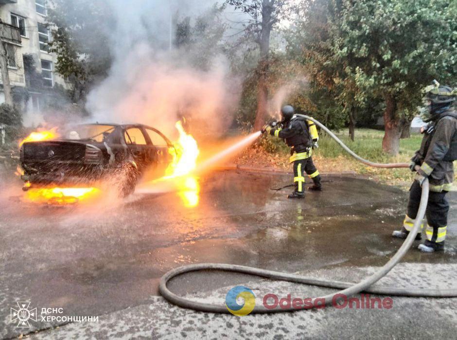 Херсон: російські військові знищили цивільний автомобіль (фото)