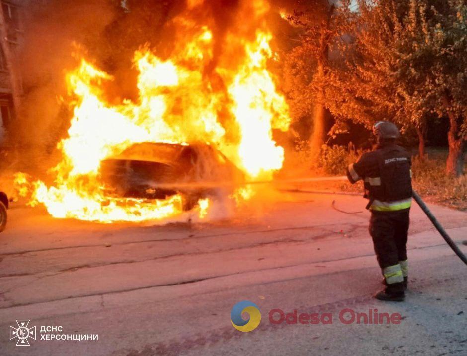 Херсон: російські військові знищили цивільний автомобіль (фото)