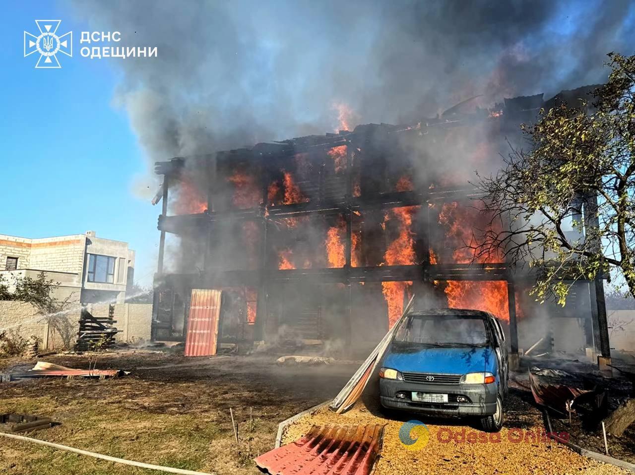 Вогонь охопив 200 квадратних метрів: в Одеському районі горіли дерев’яна будівля та легковик (фото)