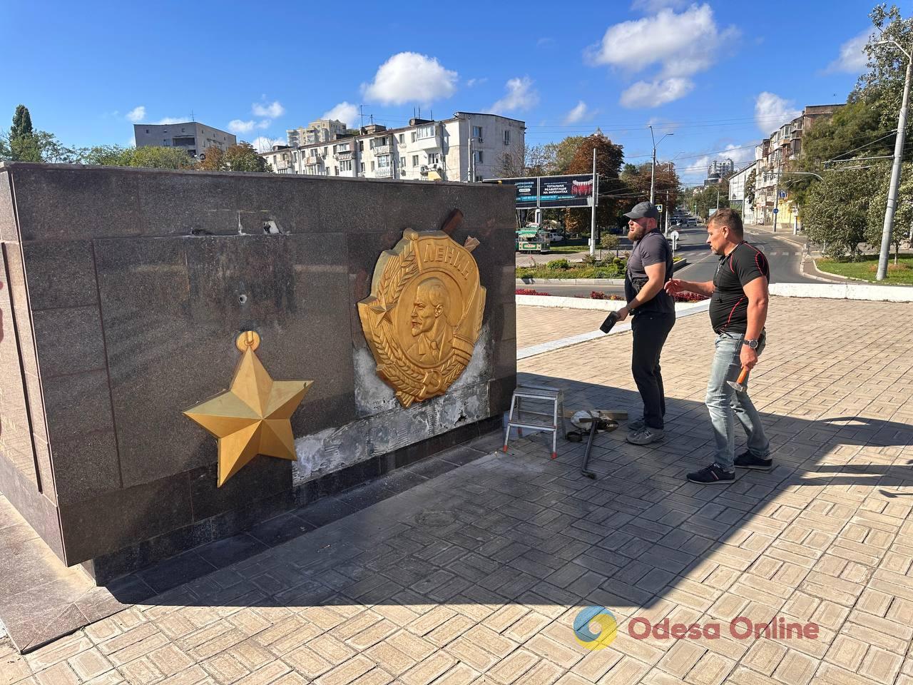 Не з першої спроби: одеські активісти демонтували ще один барельєф ордену Леніна на площі 10 Квітня (фото, відео)