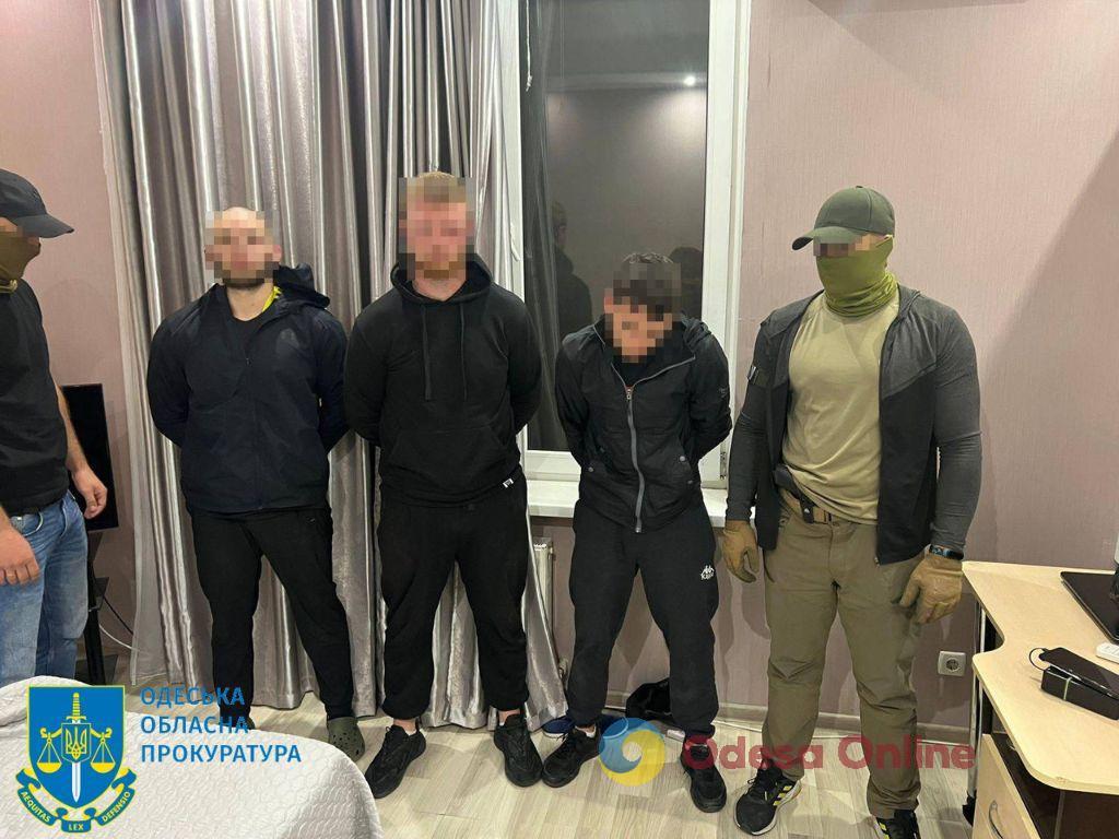 В Одесі затримали злочинну групу, члени якої «вибивали» гроші з військового